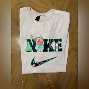 NEW 🎅🏻 Christmas Nike Graphic T-Shirt - Cream